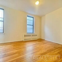 This is a spacious, bright, and sunny 1 bedroom apartment located on one of South Slope/ Greenwood's, Unit 1 in Brooklyn, NY - Foto de edificio - Building Photo