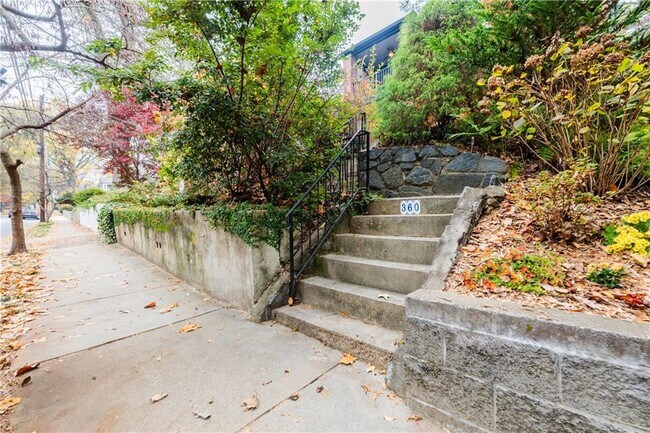 360 8th St NE in Atlanta, GA - Foto de edificio - Building Photo