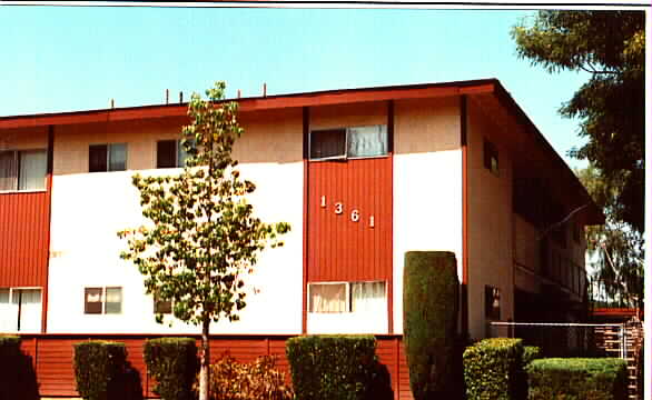 1361 Burwood St in La Habra, CA - Foto de edificio - Building Photo