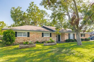 908 W Mulberry St in Angleton, TX - Building Photo - Building Photo