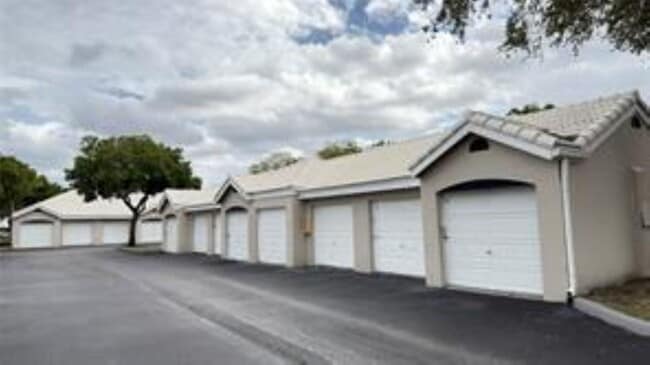 2803 N Oakland Forest Dr, Unit 203 in Oakland Park, FL - Foto de edificio - Building Photo