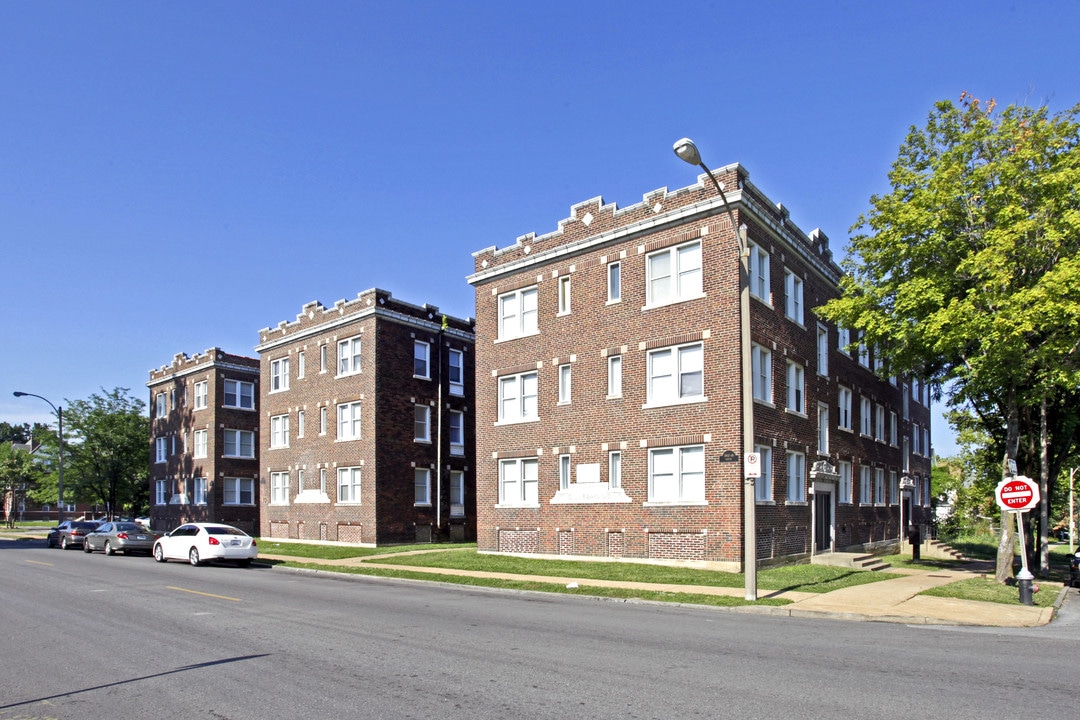 Silverwood Apartments in St. Louis, MO - Building Photo