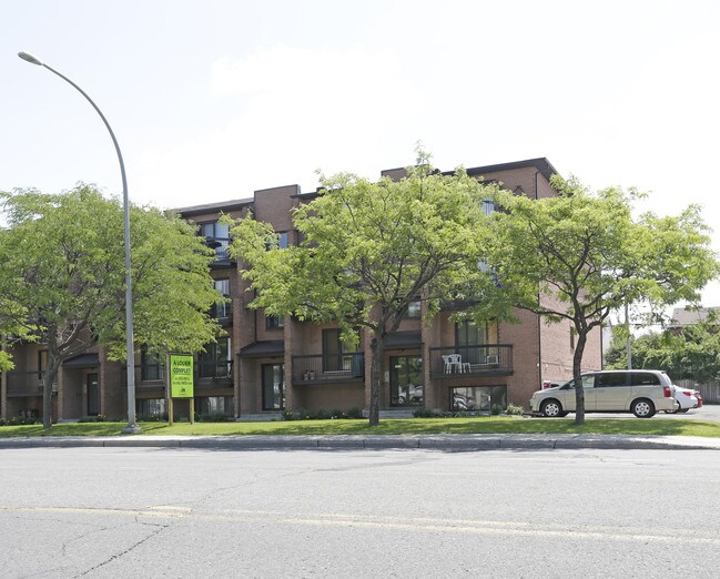 18094-18124 De Pierrefonds Boul in Pierrefonds, QC - Building Photo - Building Photo