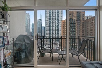 21 W Chestnut St in Chicago, IL - Building Photo - Building Photo