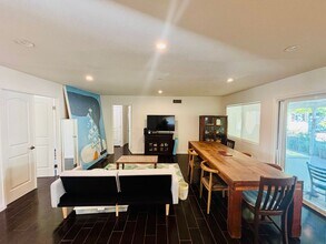 23813 Calvert St in Los Angeles, CA - Foto de edificio - Building Photo