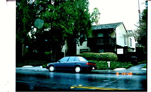 Snooty Fox Apartments in San Leandro, CA - Building Photo - Building Photo