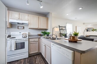 Eastpointe Lakes Apartments and Townhomes in Blacklick, OH - Foto de edificio - Building Photo