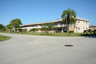 Crystal Lake Apartments in Pompano Beach, FL - Building Photo