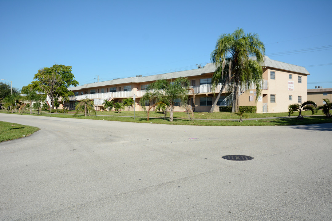 Crystal Lake Apartments in Pompano Beach, FL - Foto de edificio