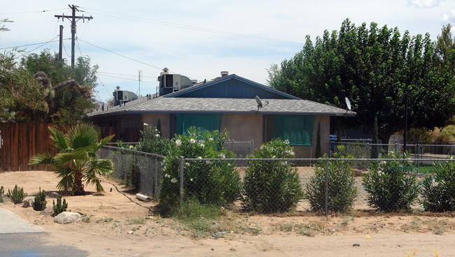 13255 Kiowa Rd in Apple Valley, CA - Foto de edificio - Building Photo