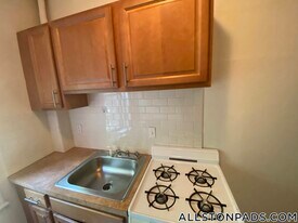 1148 Commonwealth Ave, Unit 33 in Boston, MA - Building Photo