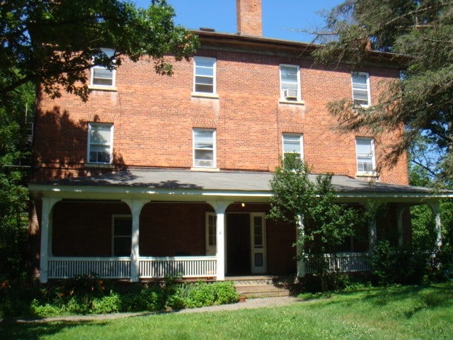 9 Lakeshore Dr in Weaverville, NC - Building Photo