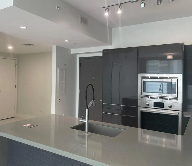 1080 Brickell Ave, Unit 1607 in Miami, FL - Building Photo - Building Photo