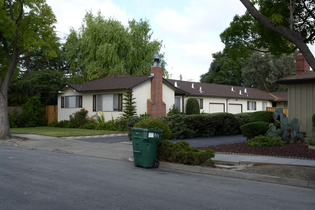 1678-1680 Palm Ave in Redwood City, CA - Foto de edificio - Building Photo