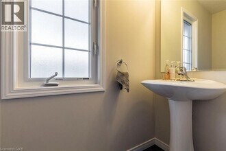 26 Meadowridge St in Kitchener, ON - Building Photo - Building Photo