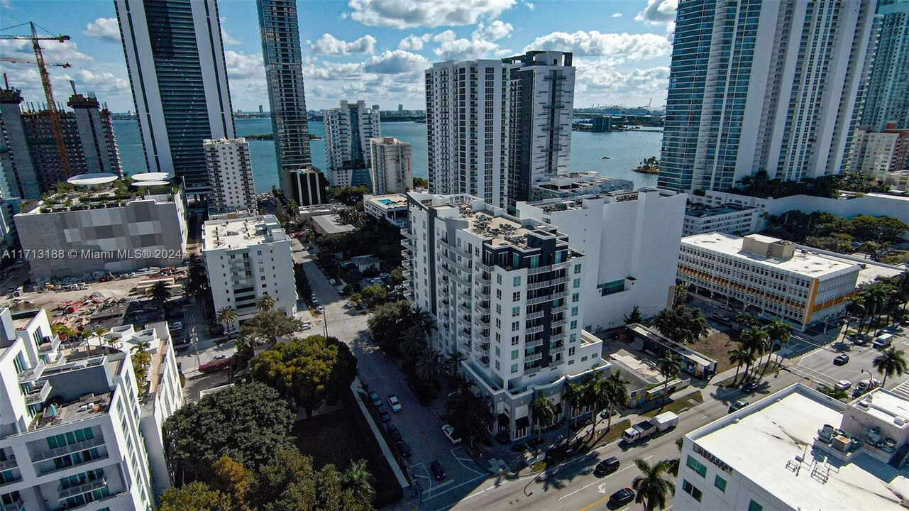 2275 Biscayne Blvd in Miami, FL - Foto de edificio