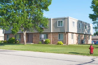 Pilgrim Square Apartments in Germantown, WI - Foto de edificio - Building Photo