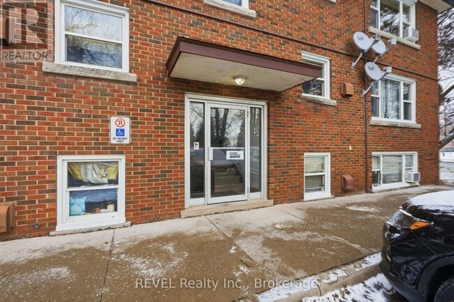 6167 Dorchester Rd in Niagara Falls, ON - Building Photo - Building Photo