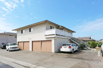 16722 Bartlett Ln in Huntington Beach, CA - Building Photo - Building Photo