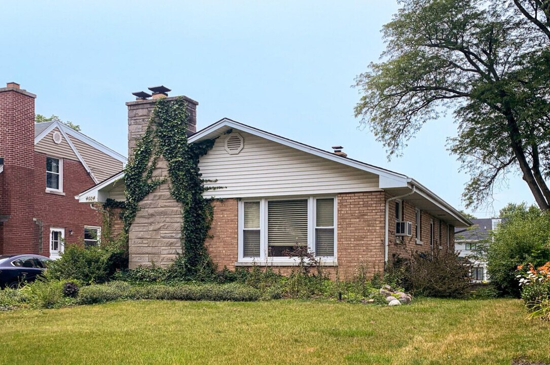 4604 Sherwood Ave in Downers Grove, IL - Building Photo