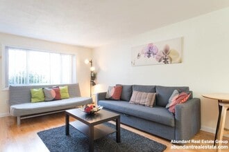 21 Oxford Cir, Unit 1 in Belmont, MA - Building Photo - Building Photo