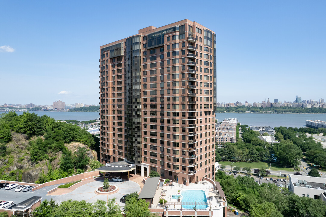 Riello Edgewater in Edgewater, NJ - Building Photo