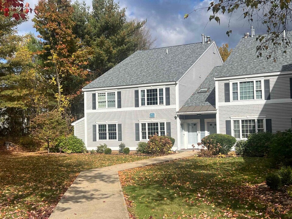 416 Springbrook Cir in Portsmouth, NH - Building Photo