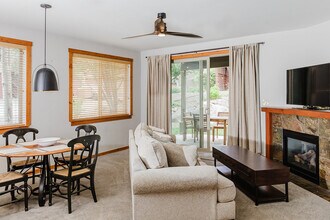 10620 Boulders Rd in Truckee, CA - Building Photo - Building Photo