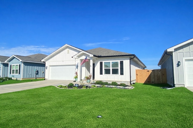 5730 Friesian Dr in Bellview, FL - Building Photo - Building Photo