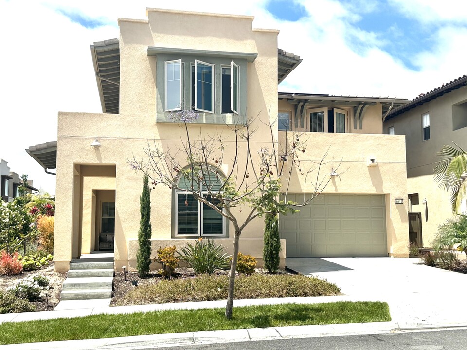 6644 Elegante Wy in San Diego, CA - Building Photo