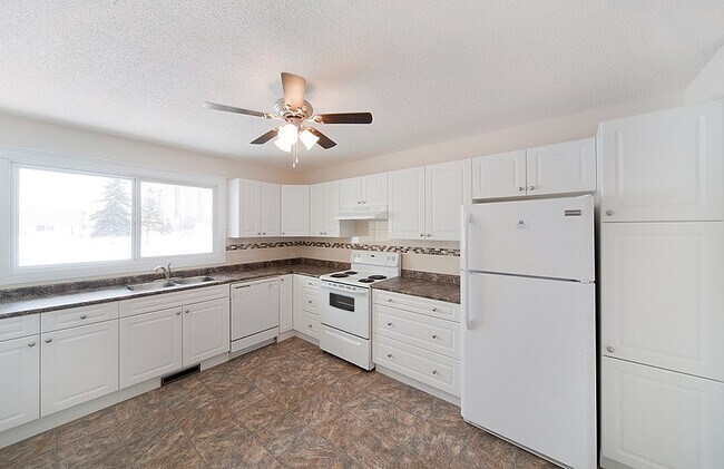 Elmwood Townhomes in Edmonton, AB - Building Photo - Building Photo