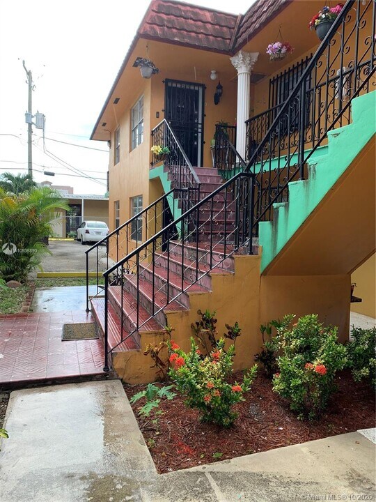 1442 NW 1st St-Unit -1 in Miami, FL - Foto de edificio