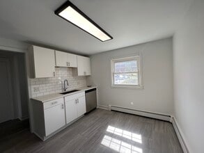 42 Pond St in Belmont, MA - Foto de edificio - Building Photo