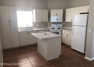 1977 Myrtle Ct NE in Palm Bay, FL - Foto de edificio - Building Photo