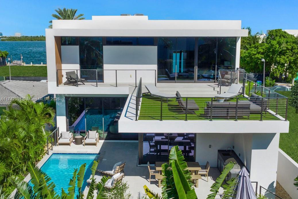 1090 N Venetian Dr in Miami Beach, FL - Foto de edificio