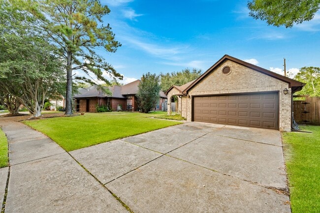 5102 E Pagewick Dr in Houston, TX - Building Photo - Building Photo
