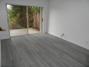 1845 Vista Way in Margate, FL - Foto de edificio - Building Photo