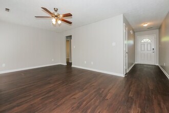 8645 Garvey Dr in Fairburn, GA - Building Photo - Building Photo