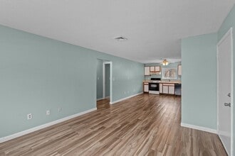 5455 N Main St in Fall River, MA - Foto de edificio - Building Photo