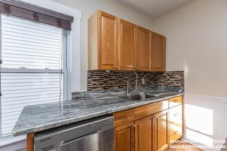 376 Medford St, Unit 2 in Somerville, MA - Foto de edificio - Building Photo
