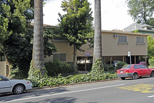 Fort Sutter Manor in Sacramento, CA - Foto de edificio - Building Photo