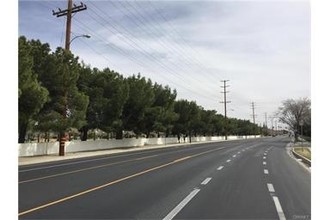 150-160 E Lancaster Blvd in Lancaster, CA - Foto de edificio - Building Photo