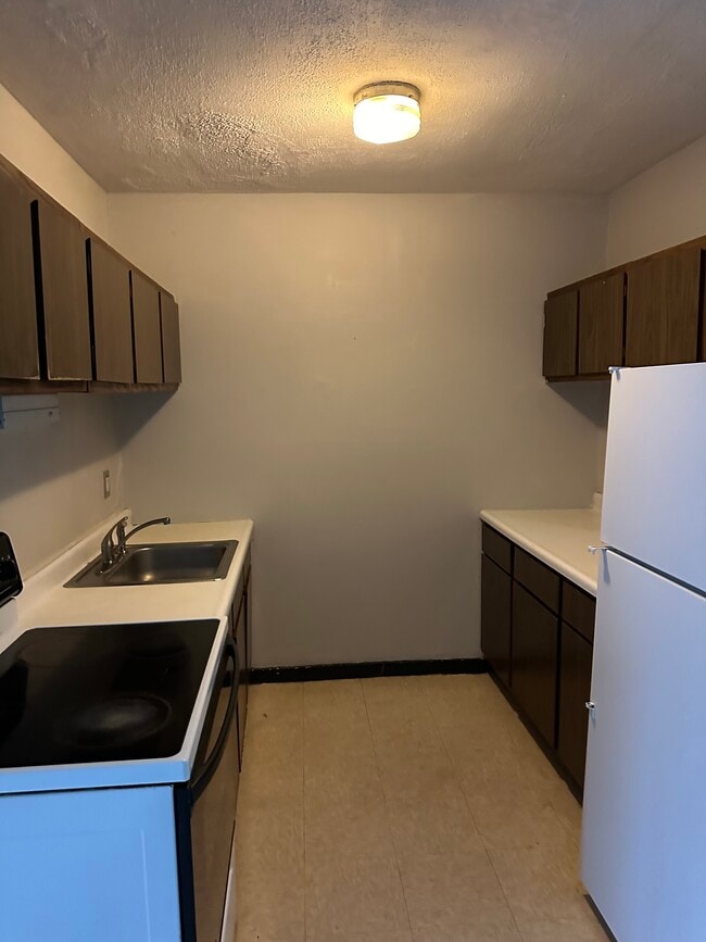 64 Main St, Unit Apt A in Somers, CT - Building Photo - Building Photo