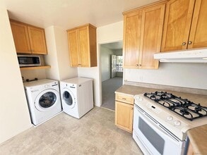 4851 Iroquois Ave in San Diego, CA - Foto de edificio - Building Photo