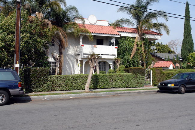 10937 Larch Ave in Inglewood, CA - Foto de edificio - Building Photo