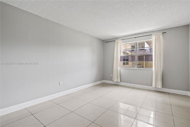 301 NW 177th St in Miami, FL - Building Photo - Building Photo