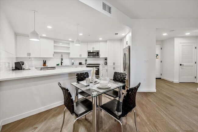 375 Camino De La Reina in San Diego, CA - Foto de edificio - Building Photo