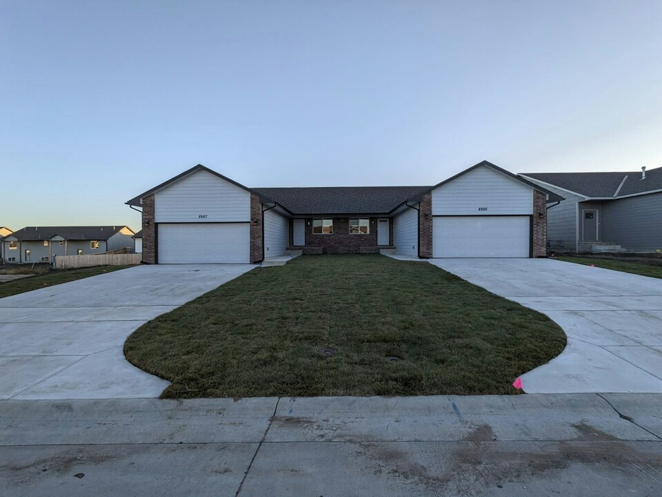 8987 E Chris St in Bel Aire, KS - Building Photo