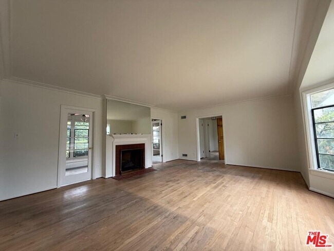 15471 Victory Blvd in Los Angeles, CA - Building Photo - Building Photo