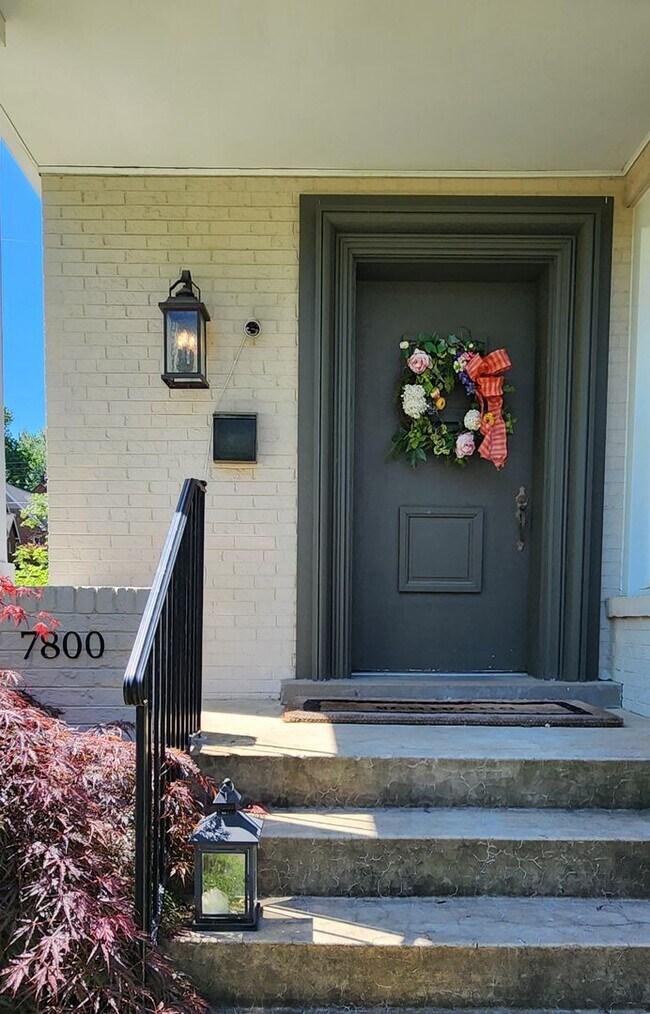7800 Delmar Blvd in University City, MO - Building Photo - Building Photo